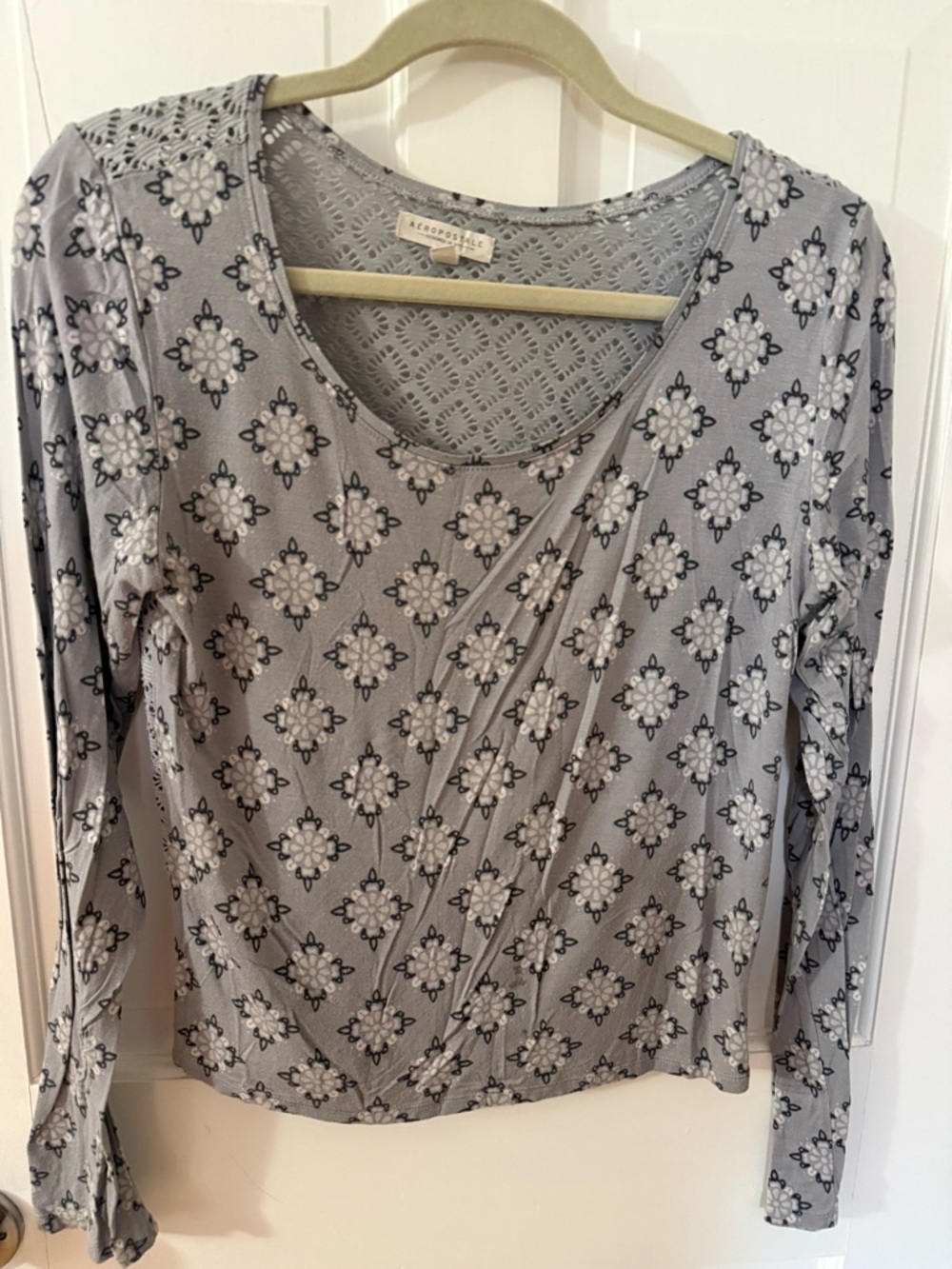 Aeropostale Gray Patterned Long-Sleeve Top-XL - measuring-20 x 16”